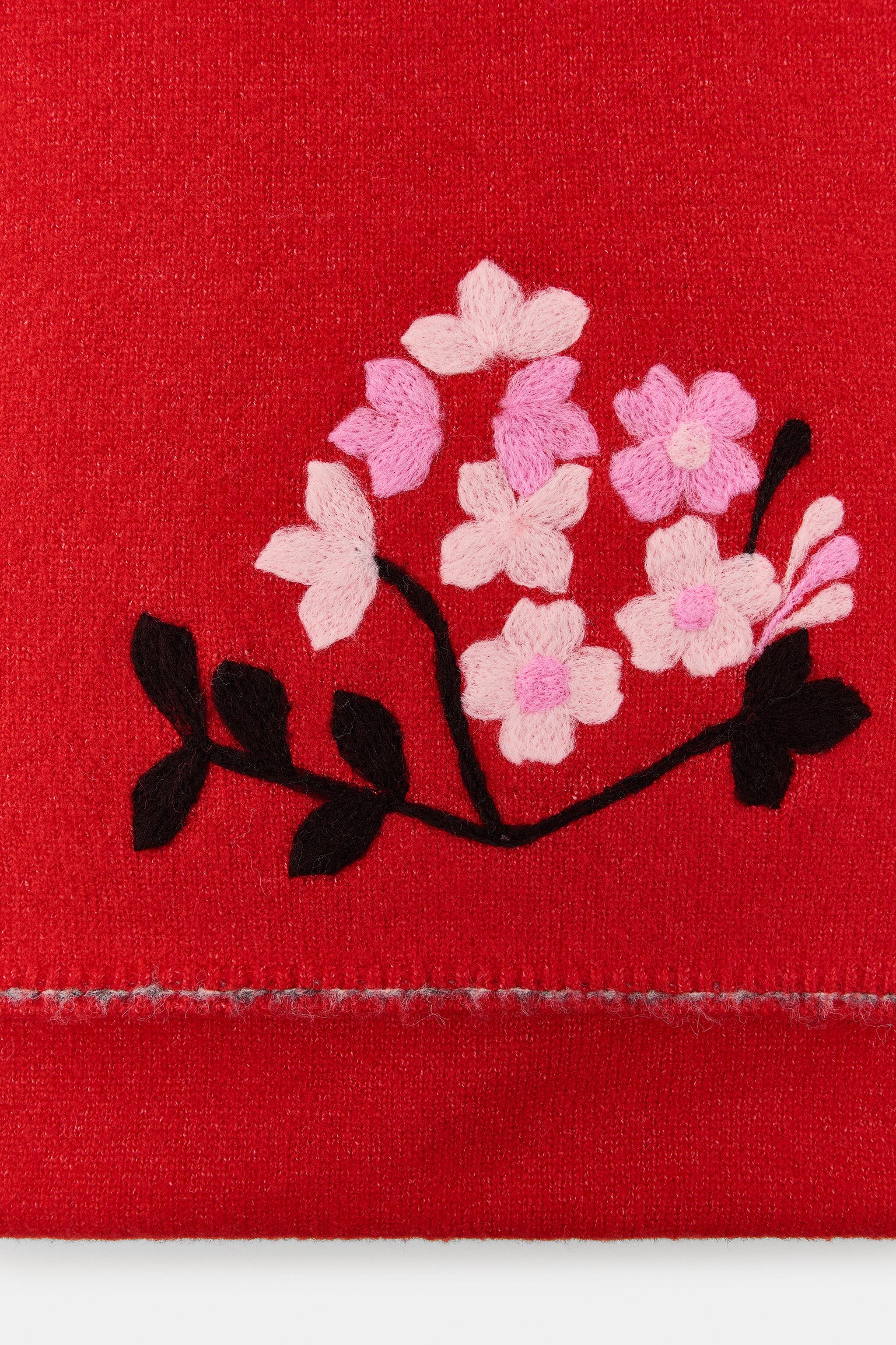 KNIT SCARF WITH CONTRASTING FLOWERS